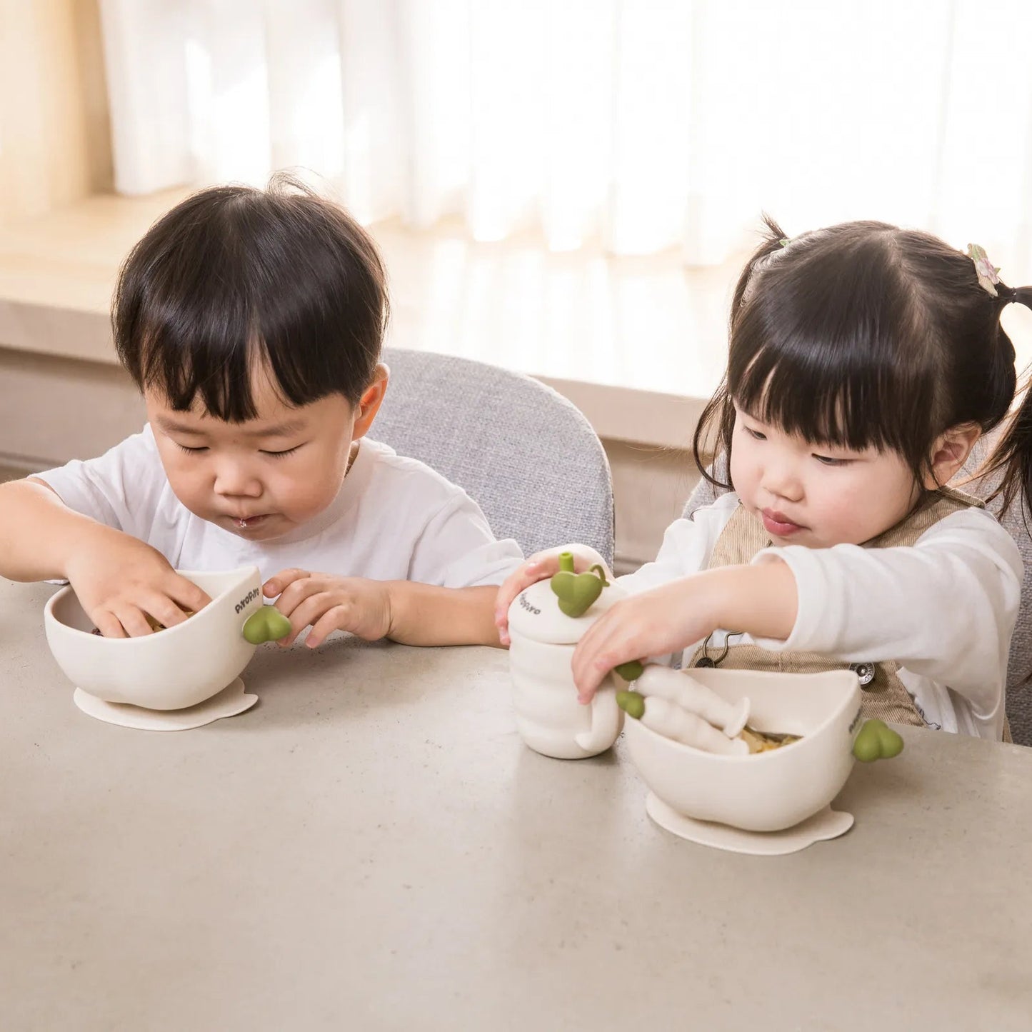 黃色小鴨 鉑金矽膠大吸力嬰兒副食學習蘿蔔碗